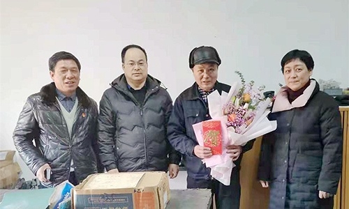 浙江省國防工業(yè)工會(huì)徐航主任、王哲（副處級(jí)調(diào)研員）代表省國防工業(yè)工會(huì)來公司慰問全國勞動(dòng)模范余昌琴和困難職工。